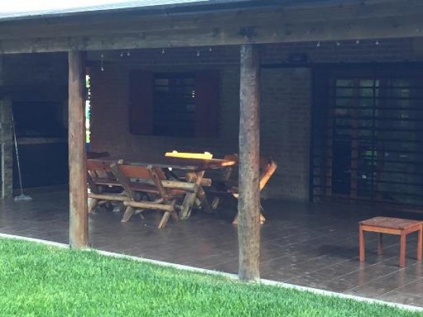 BARRIO LINKS - HERMOSA CASA EN UNA PLANTA - GRAN PARQUE Y PISCINA