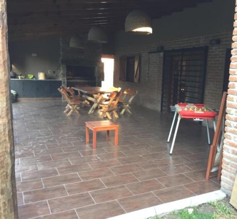 BARRIO LINKS - HERMOSA CASA EN UNA PLANTA - GRAN PARQUE Y PISCINA
