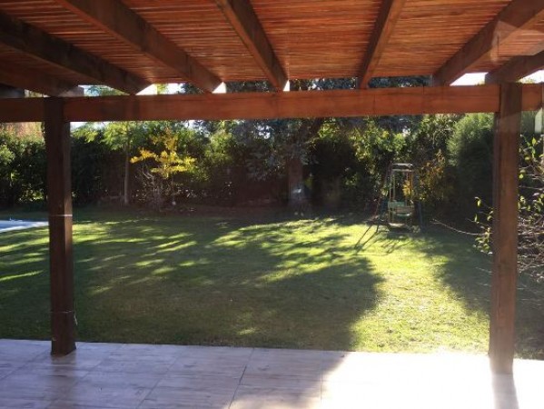 CHALET DE TRES DORMITORIOS - QUINCHO GRAN PARQUE CON PILETA