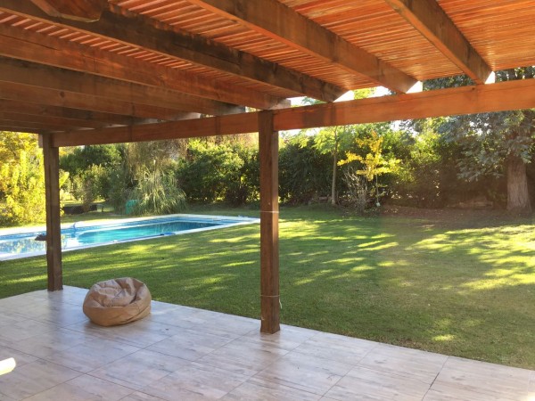 CHALET DE TRES DORMITORIOS - QUINCHO GRAN PARQUE CON PILETA