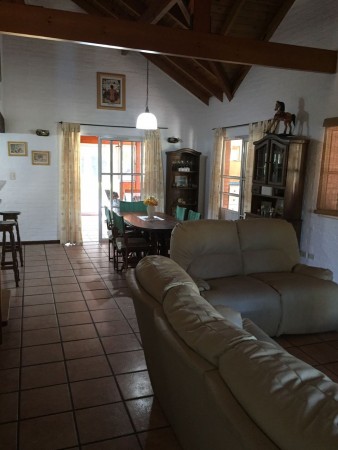CHALET DE TRES DORMITORIOS - QUINCHO GRAN PARQUE CON PILETA