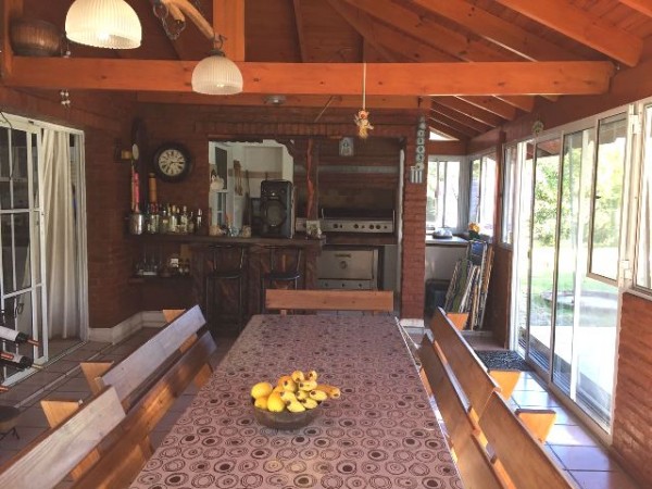 CHALET DE TRES DORMITORIOS - QUINCHO GRAN PARQUE CON PILETA