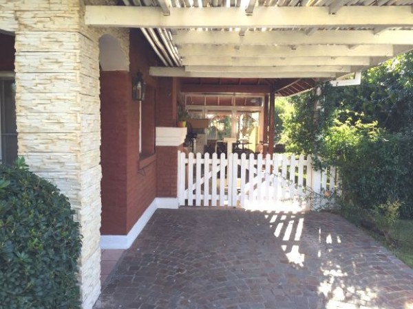 CHALET DE TRES DORMITORIOS - QUINCHO GRAN PARQUE CON PILETA