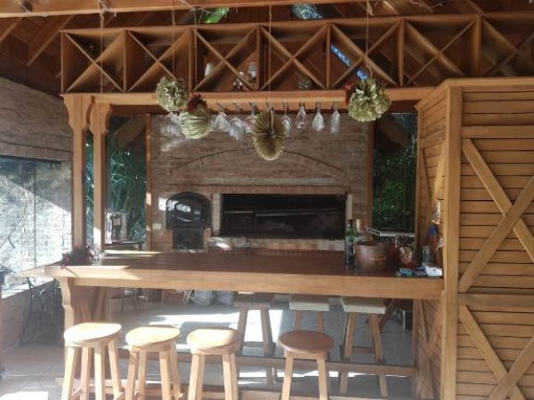 VENTA / ALQUILER ANUAL St THOMAS NORTE- HERMOSA CASA CON INCREIBLE PARQUE Y GRAN QUINCHO