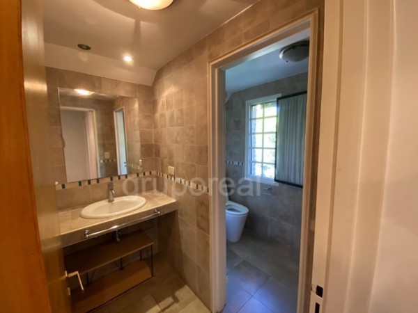 EL OMBU - Casa sobre parque de 1000m2, piscina y gran playroom