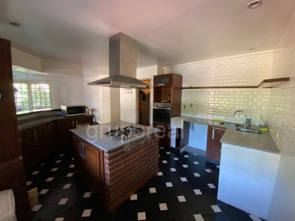 EL OMBU - Casa sobre parque de 1000m2, piscina y gran playroom