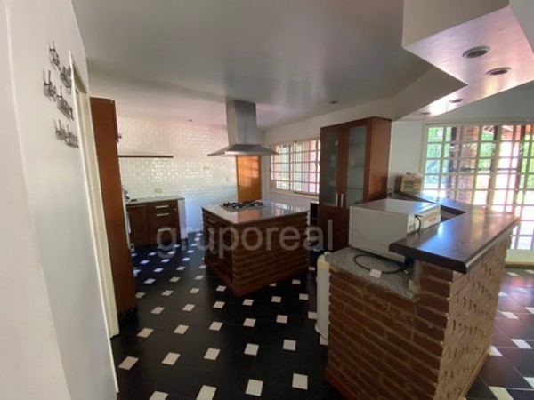 EL OMBU - Casa sobre parque de 1000m2, piscina y gran playroom