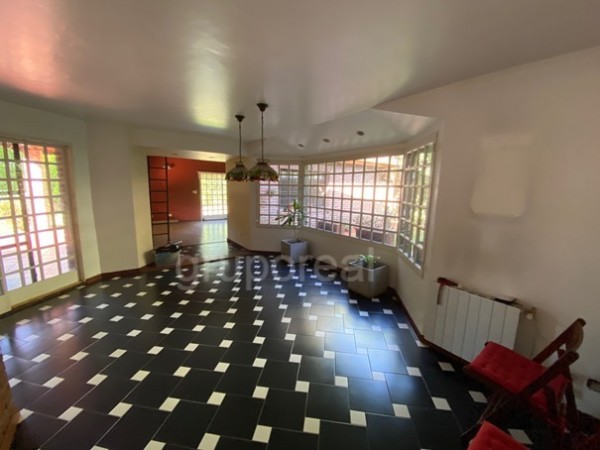 EL OMBU - Casa sobre parque de 1000m2, piscina y gran playroom