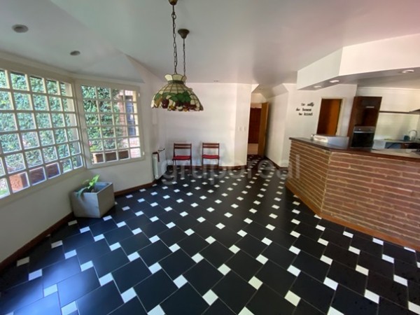 EL OMBU - Casa sobre parque de 1000m2, piscina y gran playroom