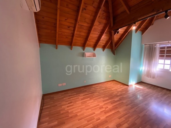EL OMBU - Casa sobre parque de 1000m2, piscina y gran playroom