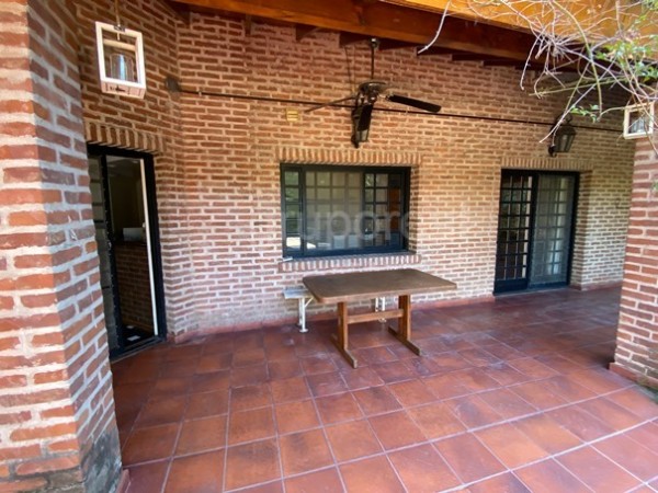EL OMBU - Casa sobre parque de 1000m2, piscina y gran playroom