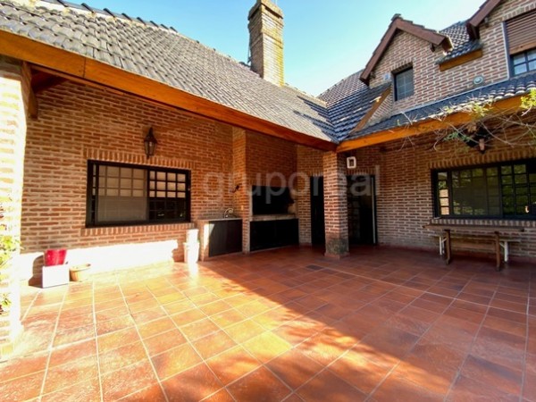 EL OMBU - Casa sobre parque de 1000m2, piscina y gran playroom