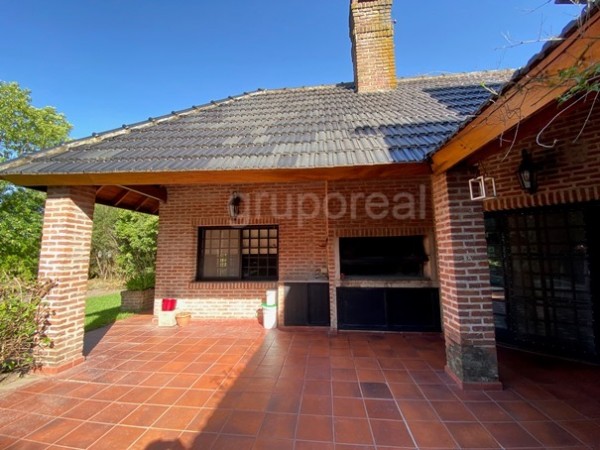 EL OMBU - Casa sobre parque de 1000m2, piscina y gran playroom