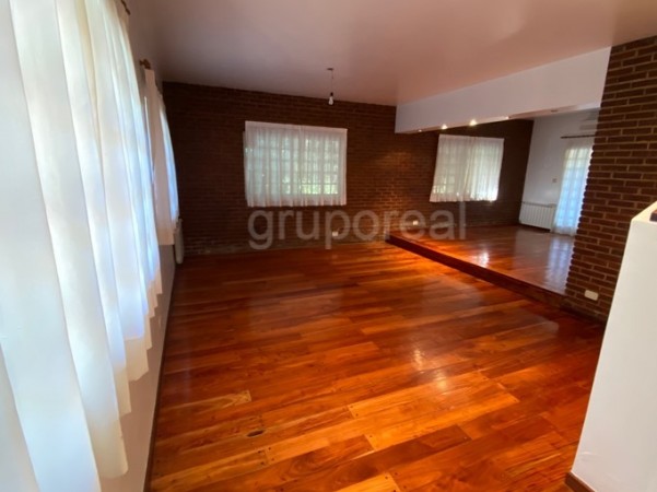 EL OMBU - Casa sobre parque de 1000m2, piscina y gran playroom
