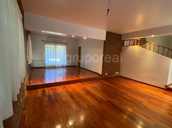 EL OMBU - Casa sobre parque de 1000m2, piscina y gran playroom