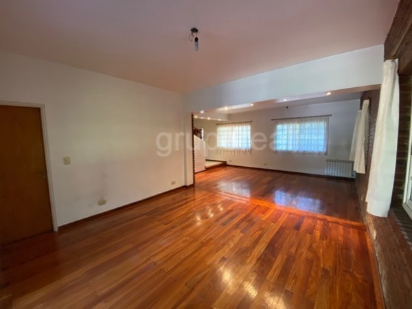 EL OMBU - Casa sobre parque de 1000m2, piscina y gran playroom