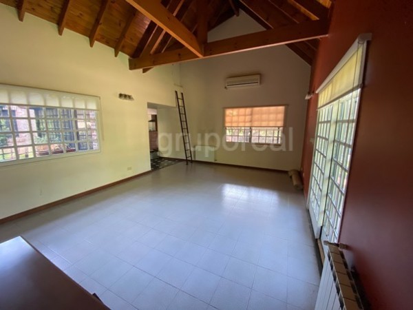 EL OMBU - Casa sobre parque de 1000m2, piscina y gran playroom