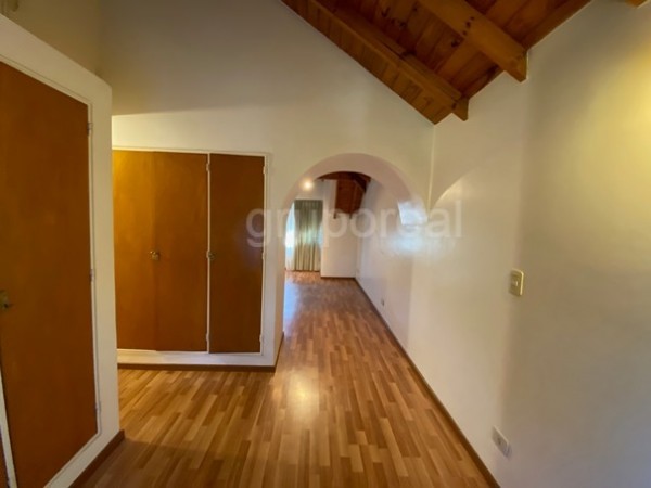EL OMBU - Casa sobre parque de 1000m2, piscina y gran playroom