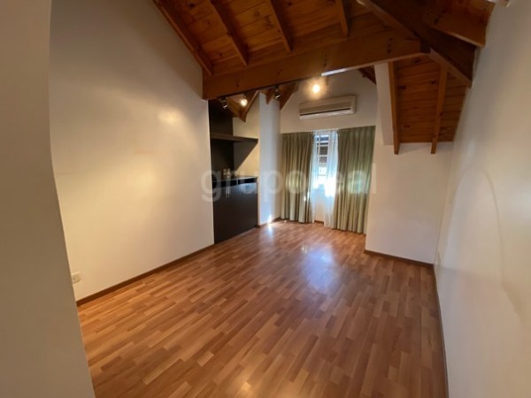 EL OMBU - Casa sobre parque de 1000m2, piscina y gran playroom