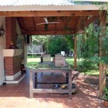 CAMPOS DE ECHEVERRIA - Casa en una Planta con gran parque y escritorio