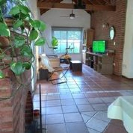CAMPOS DE ECHEVERRIA - Casa en una Planta con gran parque y escritorio