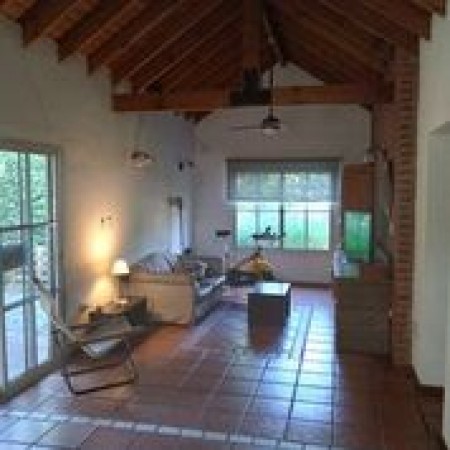 CAMPOS DE ECHEVERRIA - Casa en una Planta con gran parque y escritorio
