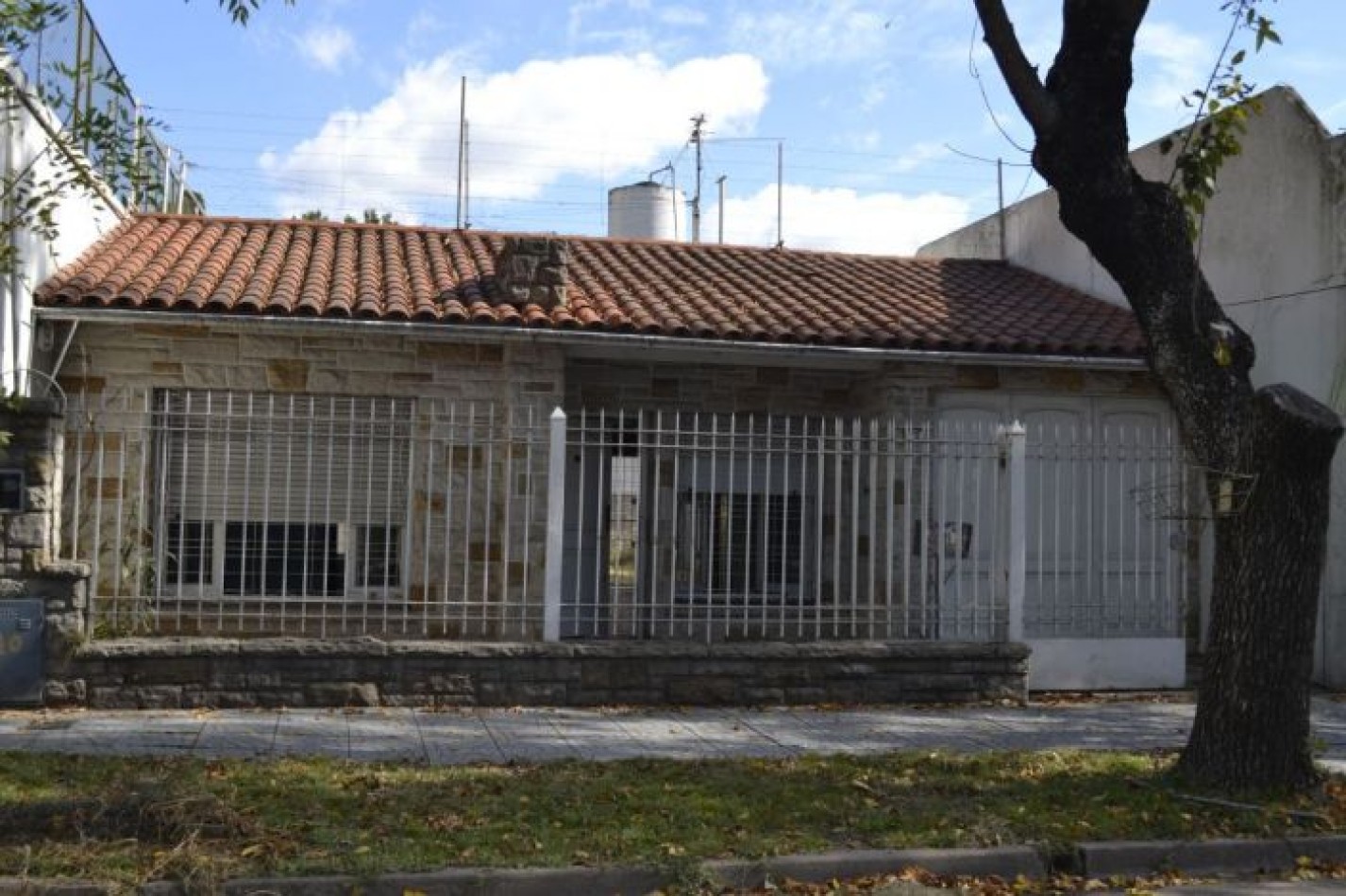 MONTE GRANDE - Chalet en excelente ubicacion