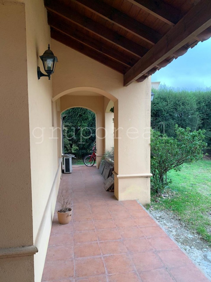 EL ROCIO - Casa estilo colonial sobre gran lote