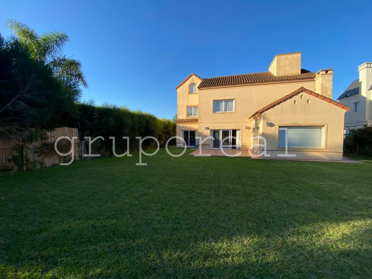 EL ROCIO - Casa estilo colonial sobre gran lote