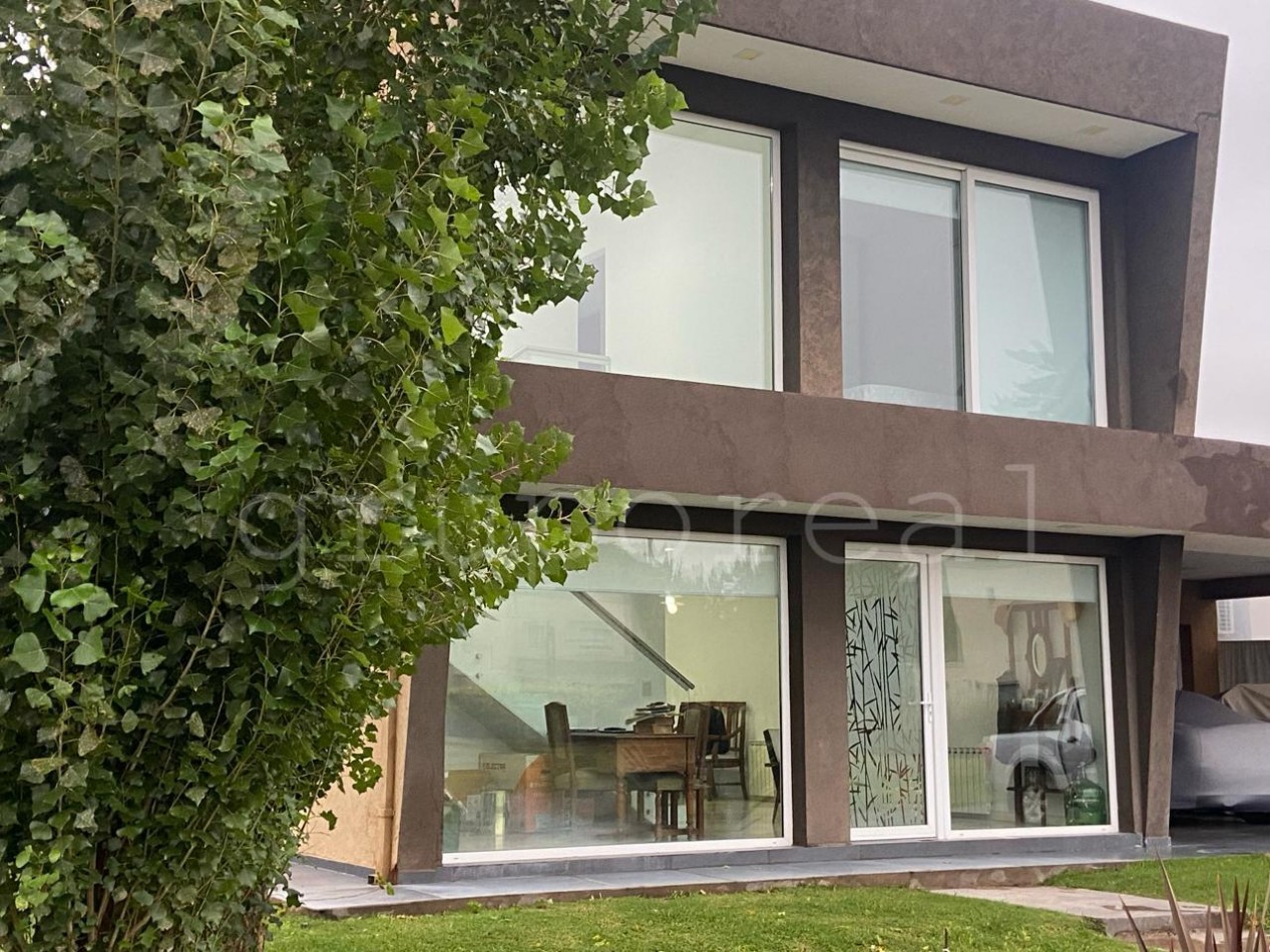 EL REBENQUE - Casa estilo moderno, superluminosa. Posibilidad de Permuta