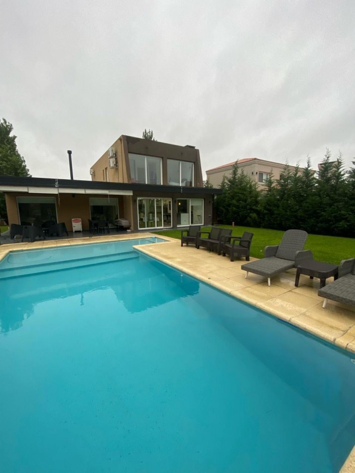 EL REBENQUE - Casa estilo moderno, superluminosa. Posibilidad de Permuta