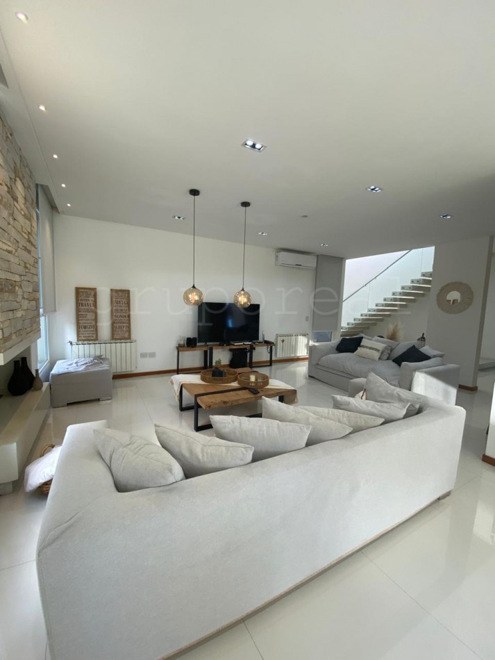 TERRALAGOS - Moderna residencia con fondo a la laguna