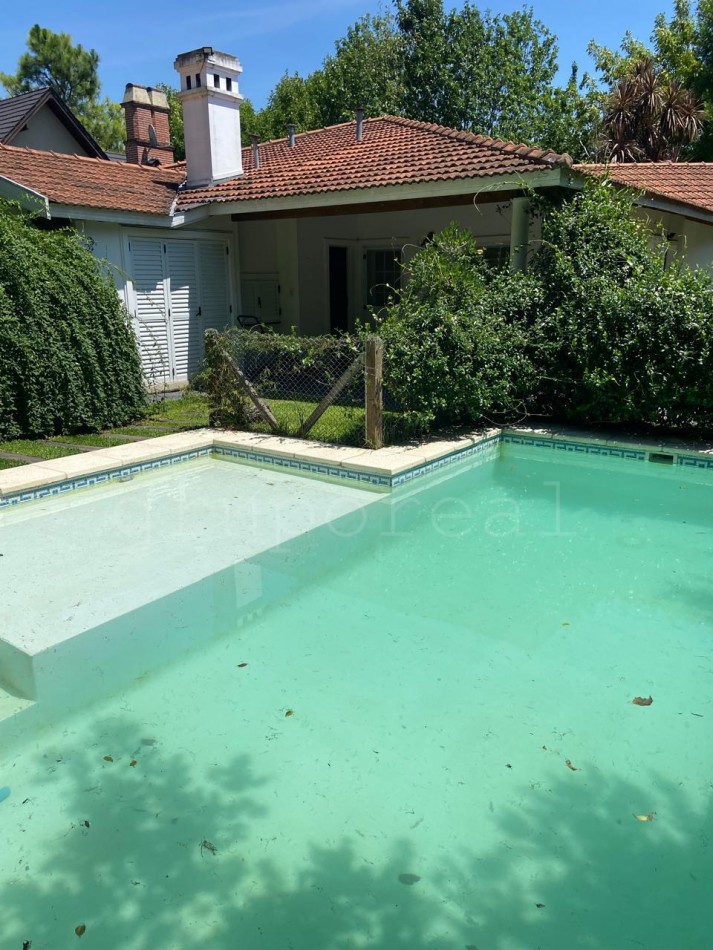 SOLAR DE BOSQUE - Propiedad de 3 dormitorios en Planta Baja - Gran Parque arbolado con piscina
