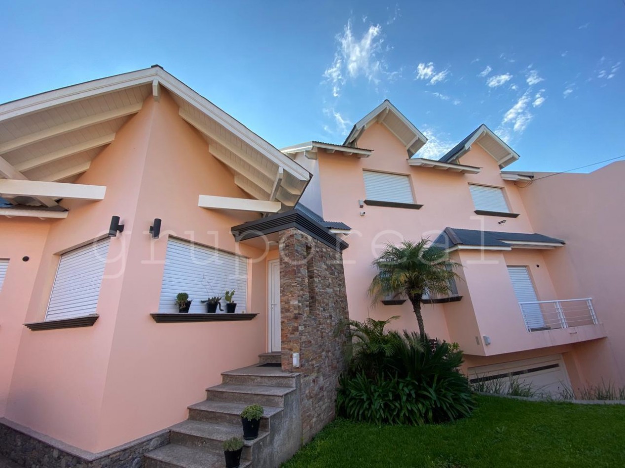 Destacada Residencia a la Venta, con gran parque piscina y quincho