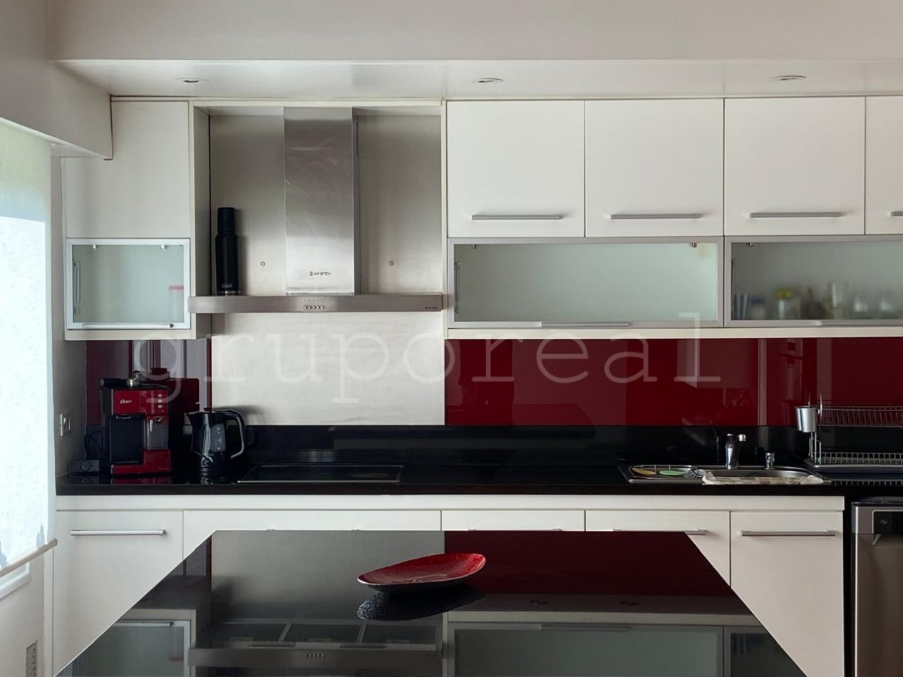Destacada Residencia a la Venta, con gran parque piscina y quincho