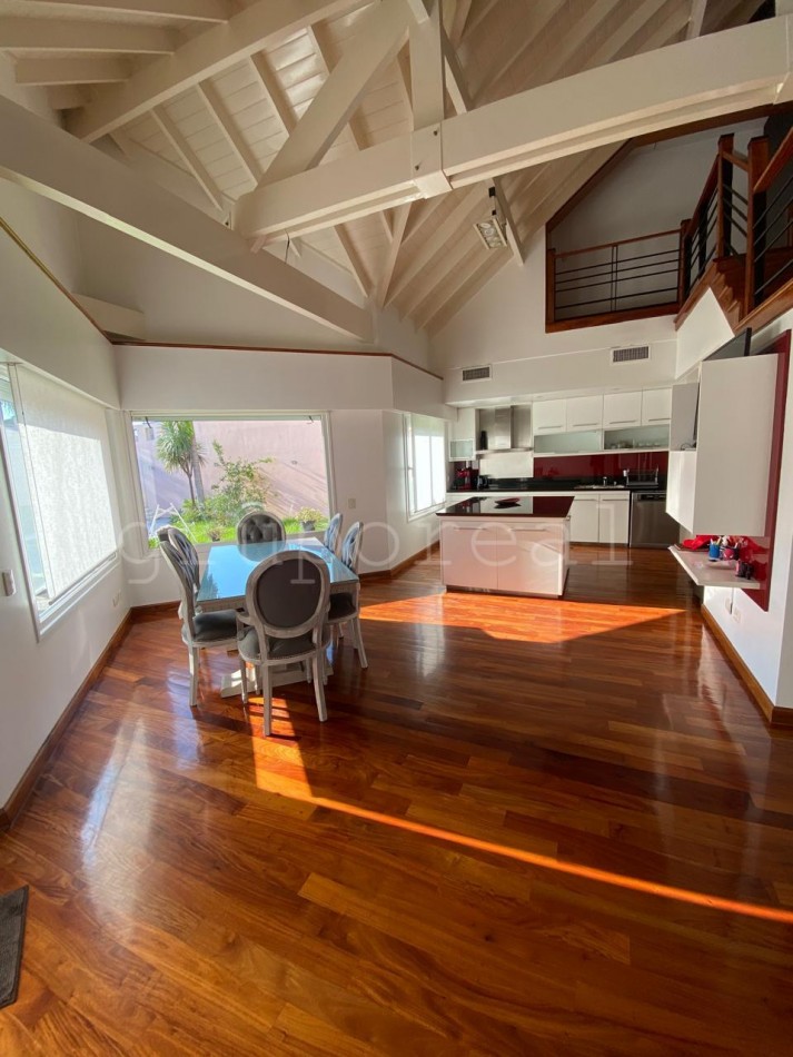 Destacada Residencia a la Venta, con gran parque piscina y quincho
