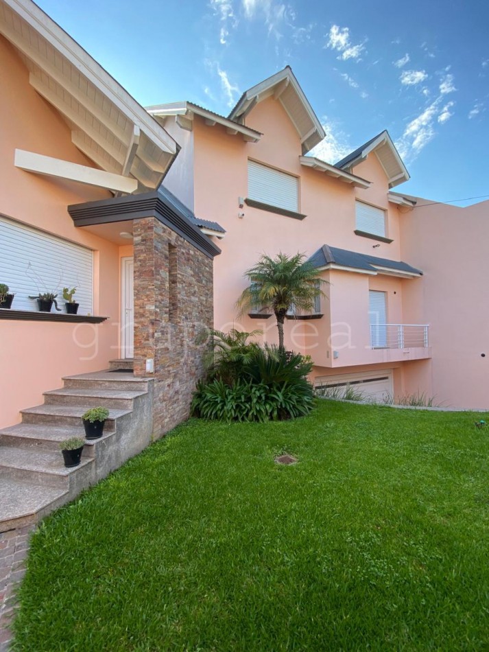 Destacada Residencia a la Venta, con gran parque piscina y quincho