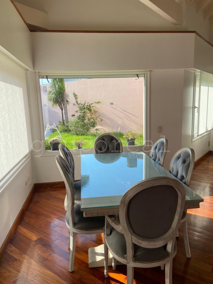 Destacada Residencia a la Venta, con gran parque piscina y quincho