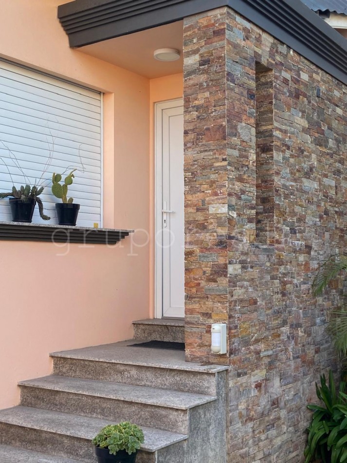 Destacada Residencia a la Venta, con gran parque piscina y quincho