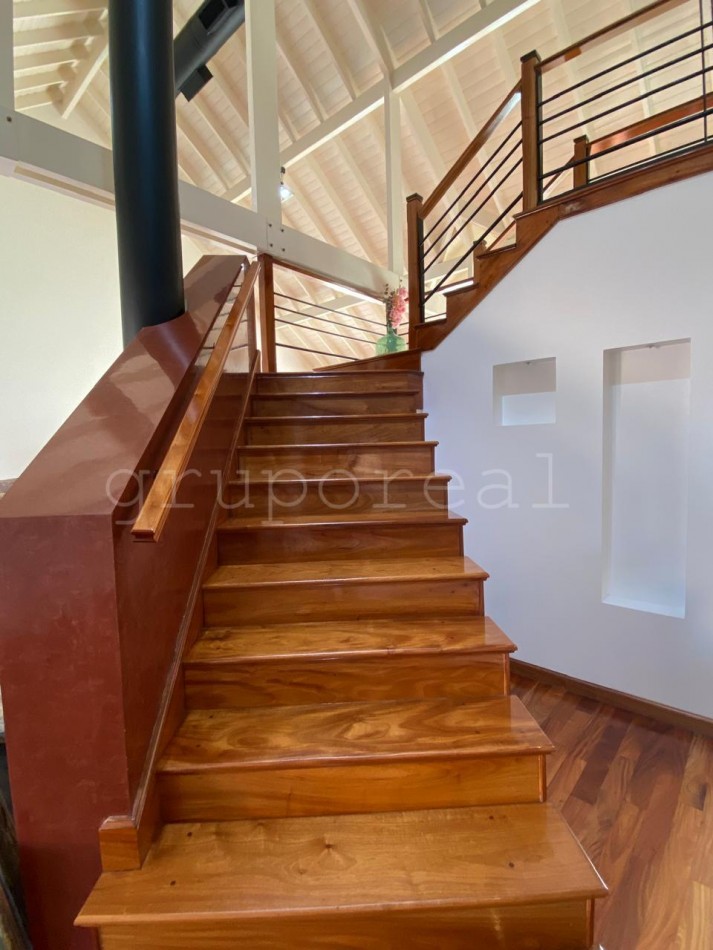 Destacada Residencia a la Venta, con gran parque piscina y quincho