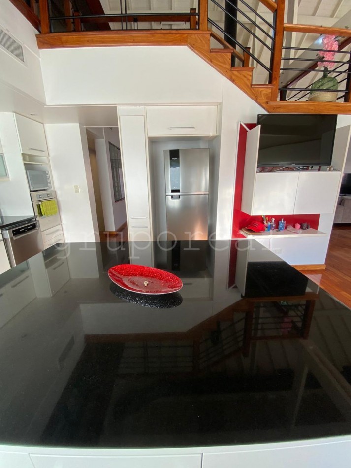 Destacada Residencia a la Venta, con gran parque piscina y quincho