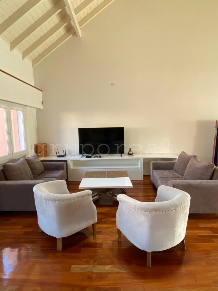 Destacada Residencia a la Venta, con gran parque piscina y quincho