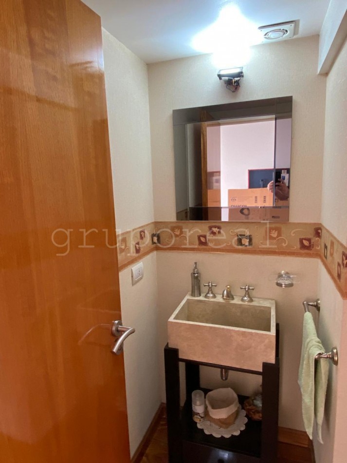 Destacada Residencia a la Venta, con gran parque piscina y quincho