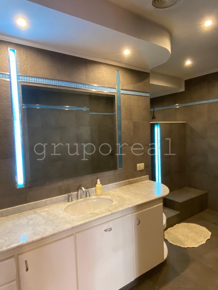 Destacada Residencia a la Venta, con gran parque piscina y quincho