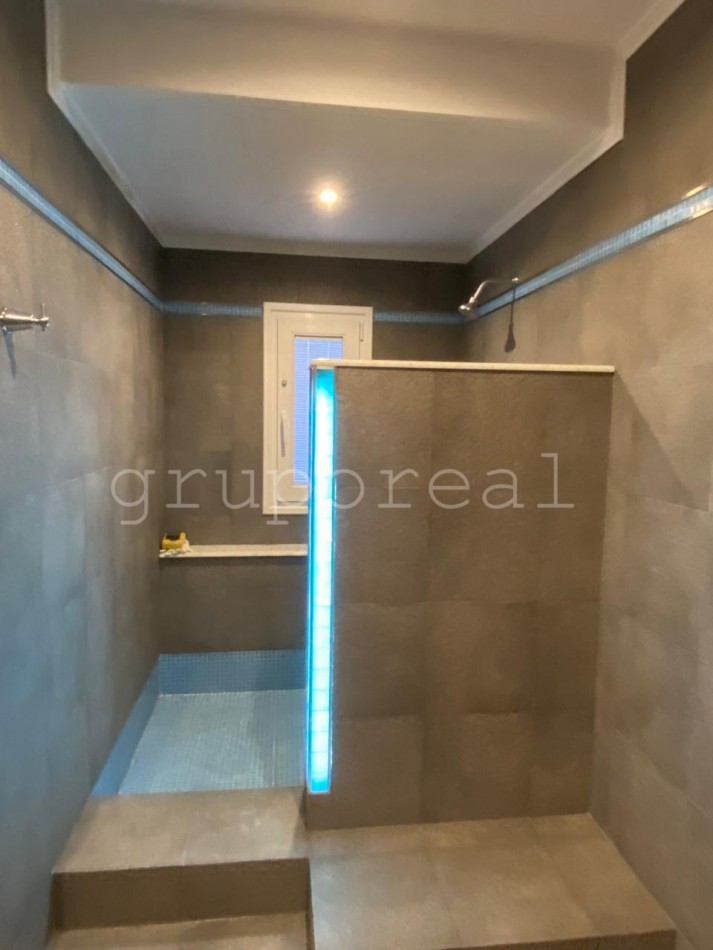 Destacada Residencia a la Venta, con gran parque piscina y quincho