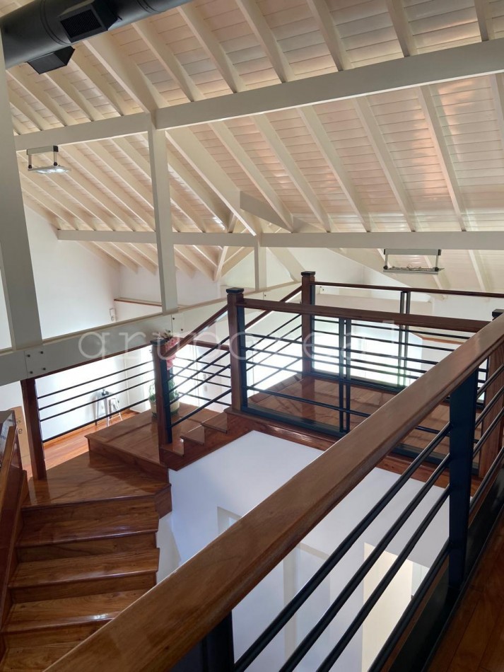 Destacada Residencia a la Venta, con gran parque piscina y quincho