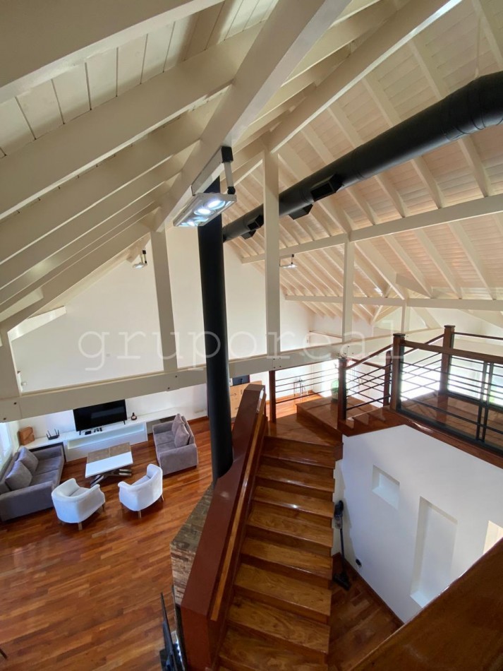 Destacada Residencia a la Venta, con gran parque piscina y quincho