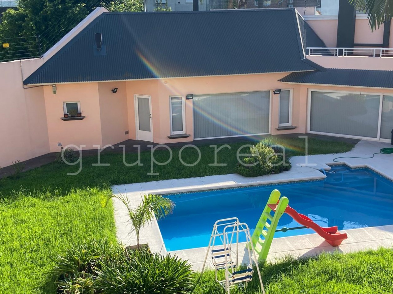 Destacada Residencia a la Venta, con gran parque piscina y quincho