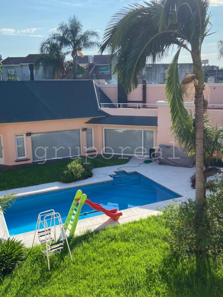 Destacada Residencia a la Venta, con gran parque piscina y quincho
