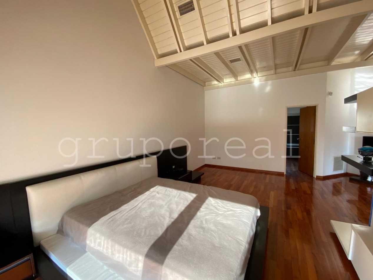 Destacada Residencia a la Venta, con gran parque piscina y quincho